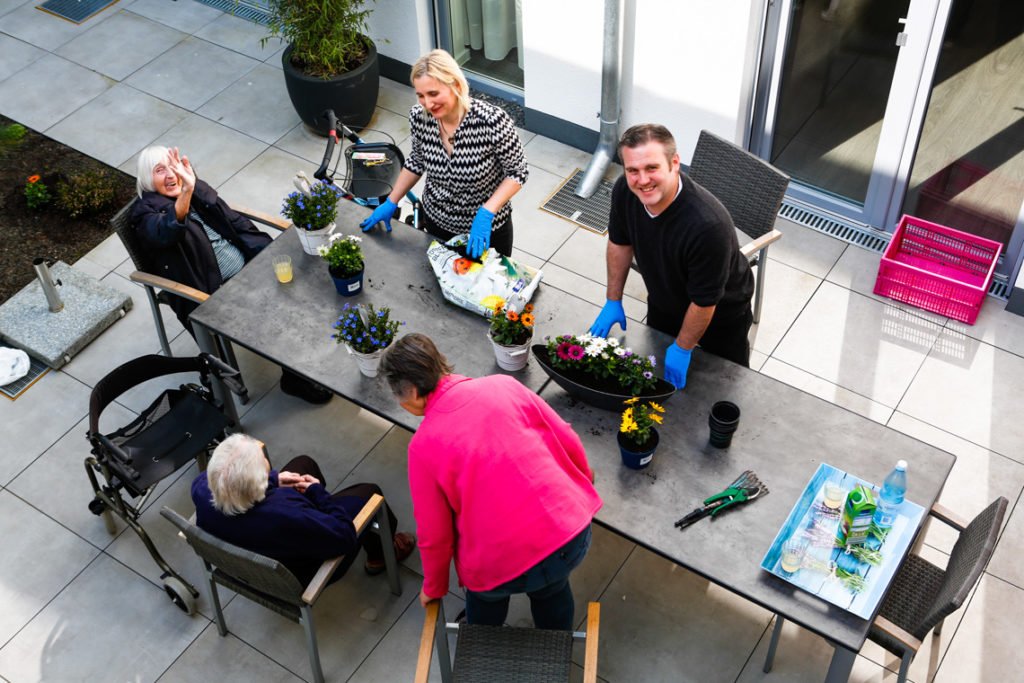 Blumen für den Innenhof setzen Betreuer und Mieter der Senioren-WG am Südertor gemeinsam in die Erde.