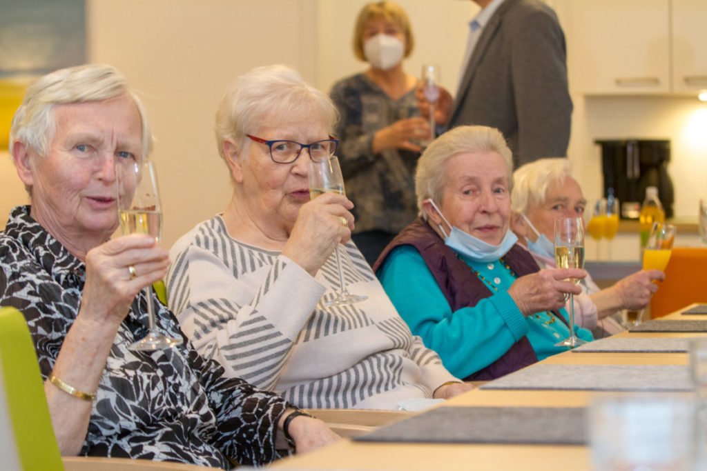 Anstoßen auf die Einsegnung: Die Senioren in der WG am Südertor fühlen sich wohl. Foto: SMMP/Ulrich Bock